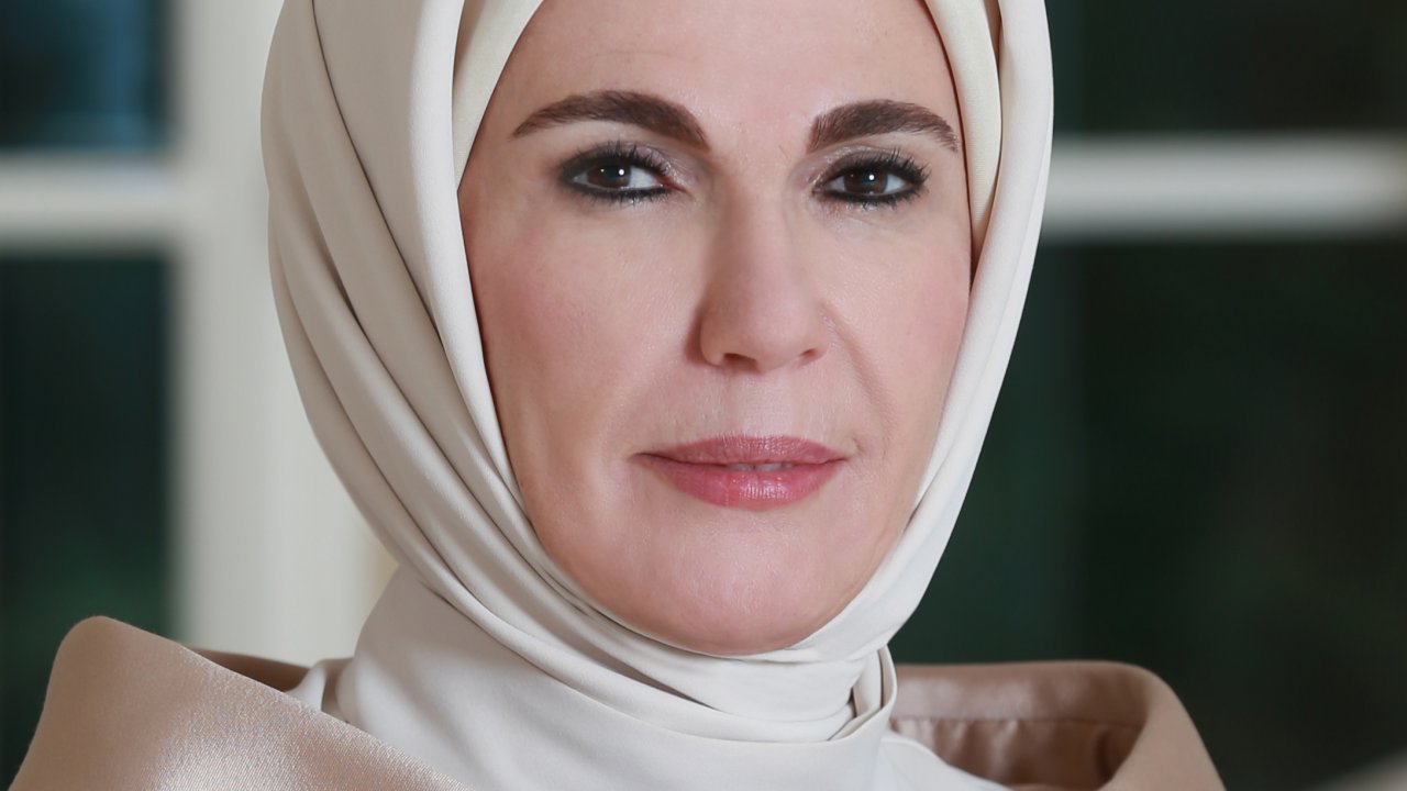 Emine Erdoğan Twitter`da Berat Kandili`ni kutladı