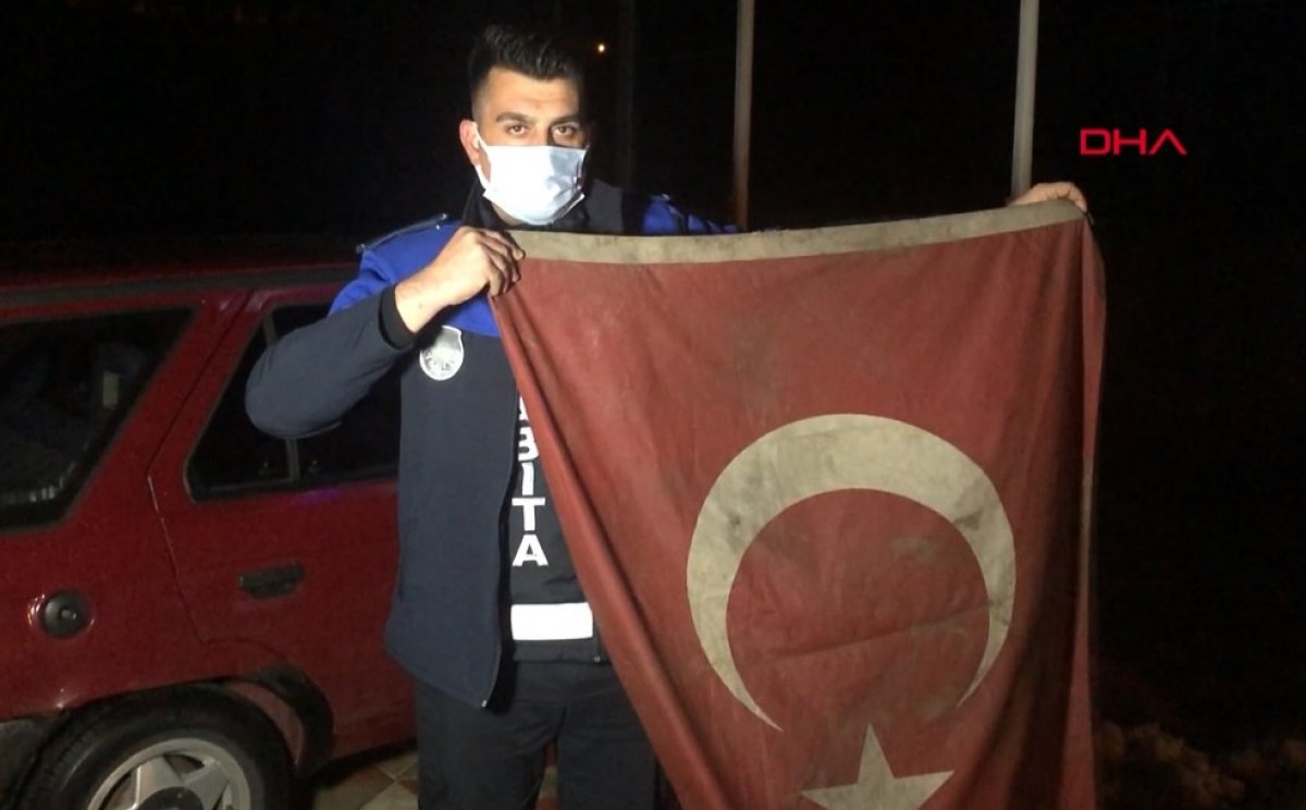 Türk bayrağını yerde bırakmadı!