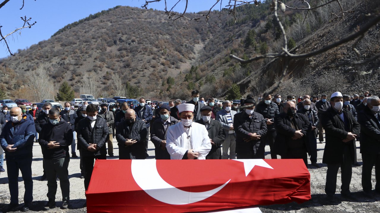 Doğum günü kutlamasında başından vurularak ölen savcı toprağa verildi