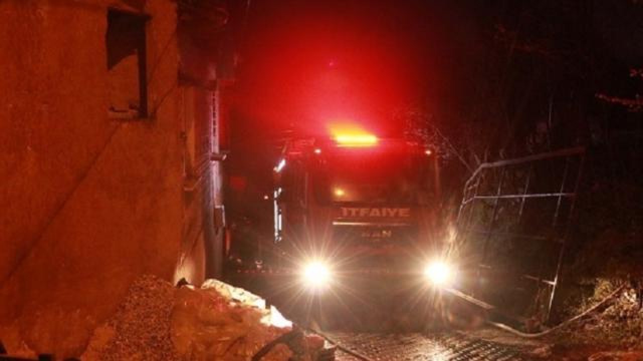 Bursa'da meydana gelen yangında iki katlı ahşap ev kül oldu