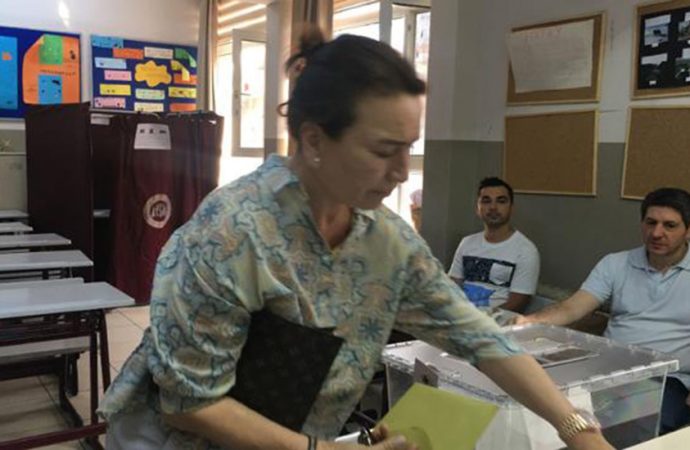 Oyunu kullanan Demet Akbağ’dan ince gönderme: Sık sık kullanıyoruz