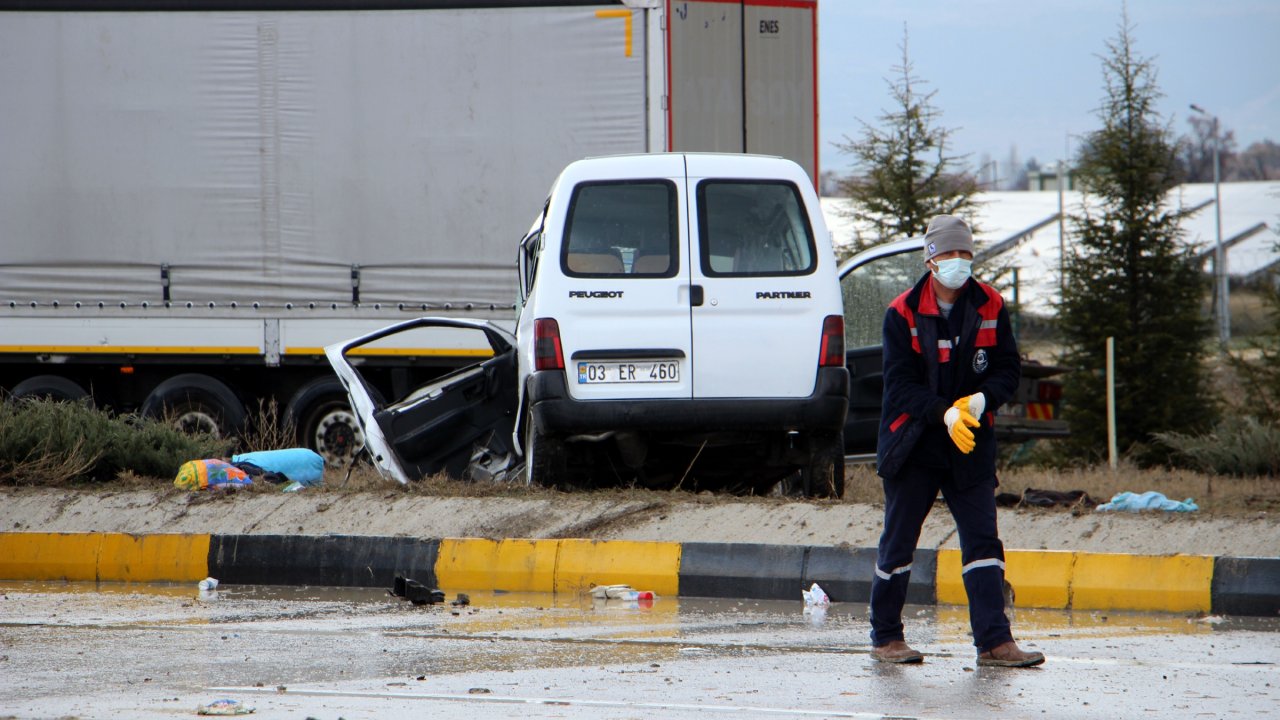 Isparta’da minibüsle hafif ticari araç çarpıştı: 3 ölü, 8 yaralı