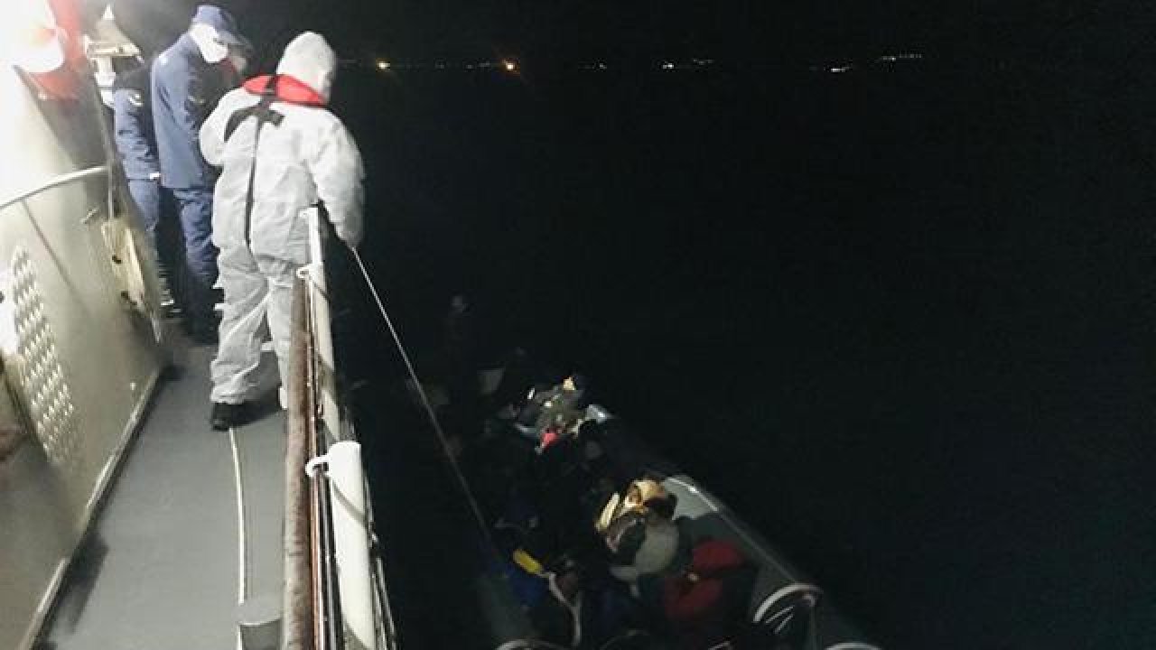 Ayvalık açıklarında 24 sığınmacı kurtarıldı