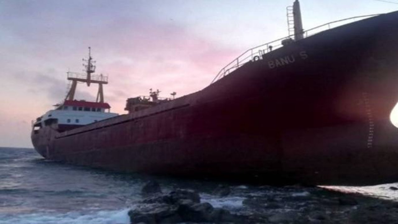 Çanakkale Bozcaada'da kargo gemisi karaya oturdu