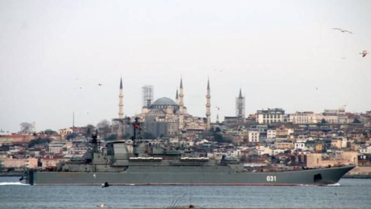 Rus savaş gemileri İstanbul Boğazı’ndan geçti