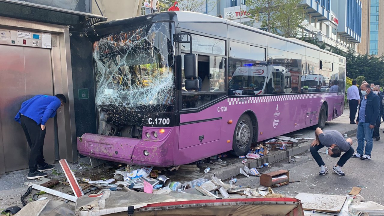 Kadıköy’de seyir halindeki İETT otobüsü, üst geçidin asansörüne çarptı: 1 yolcu yaralı