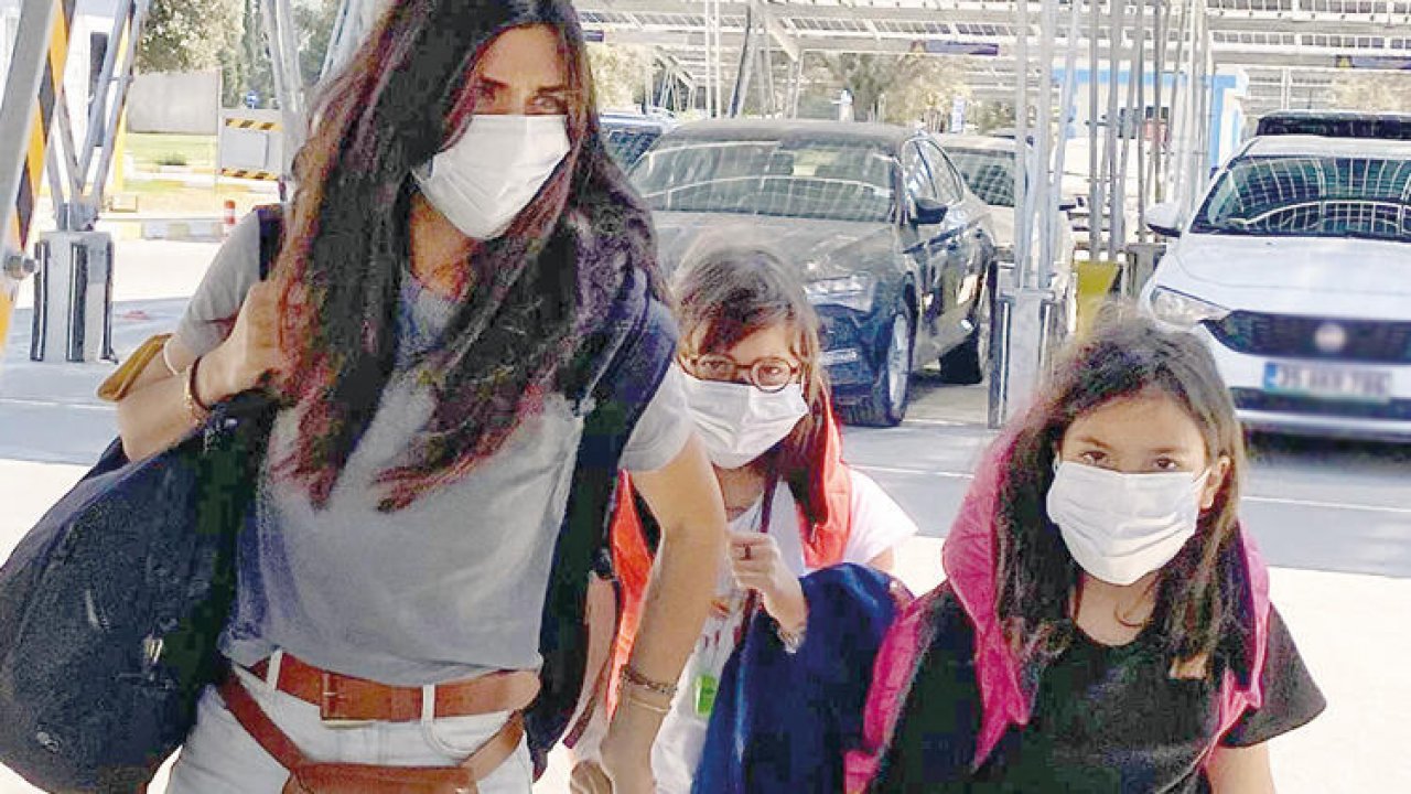 Tuba Büyüküstün ve kızları Bodrum'a veda etti