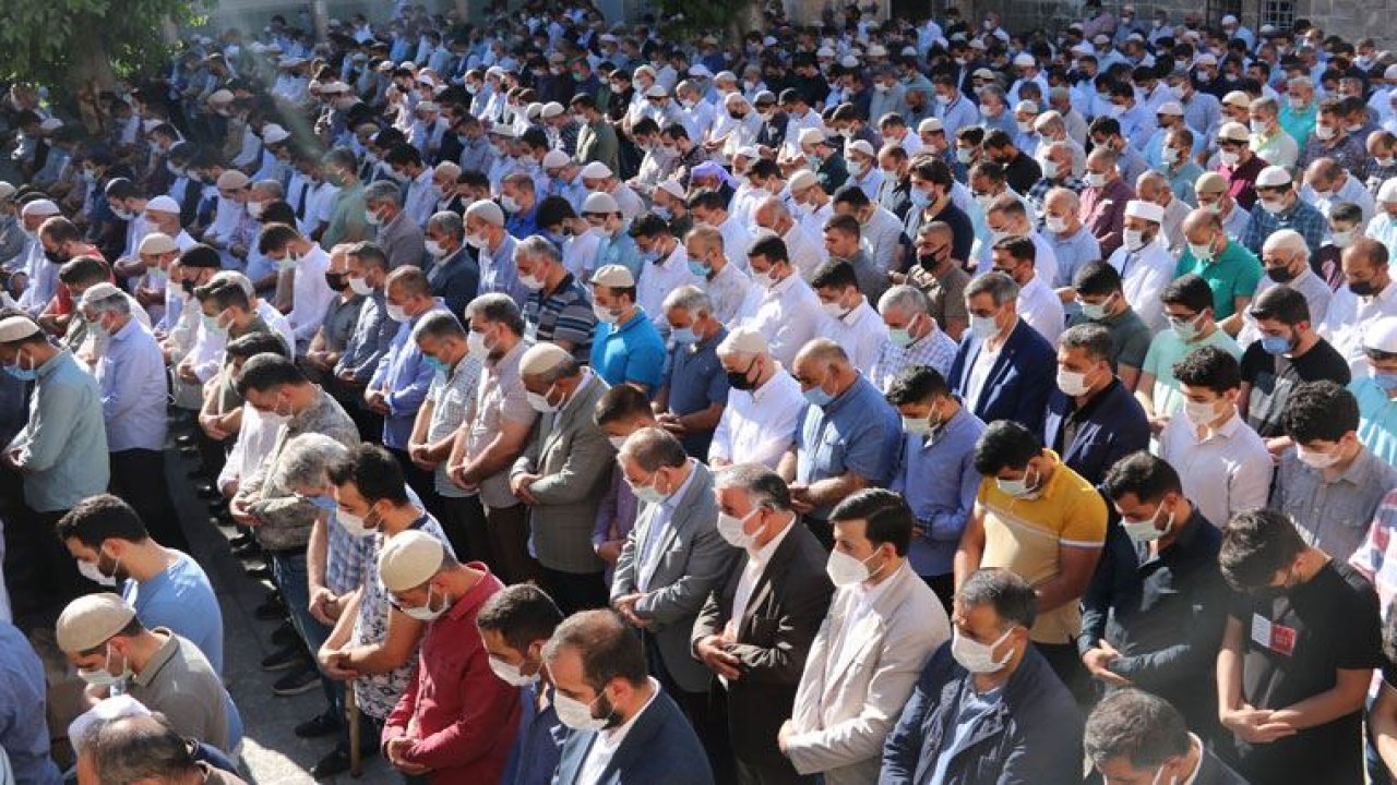 Tarikat liderinin cenazesinde yine kalabalık