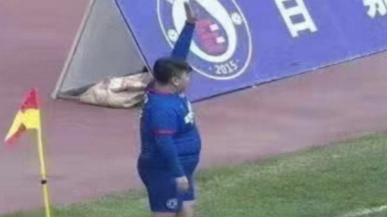 Çinli iş adamı He Shihua, Zibo Kuju takımını satın aldıktan sonra kendisini 10 numara, 126 kilo olan oğlunu is
