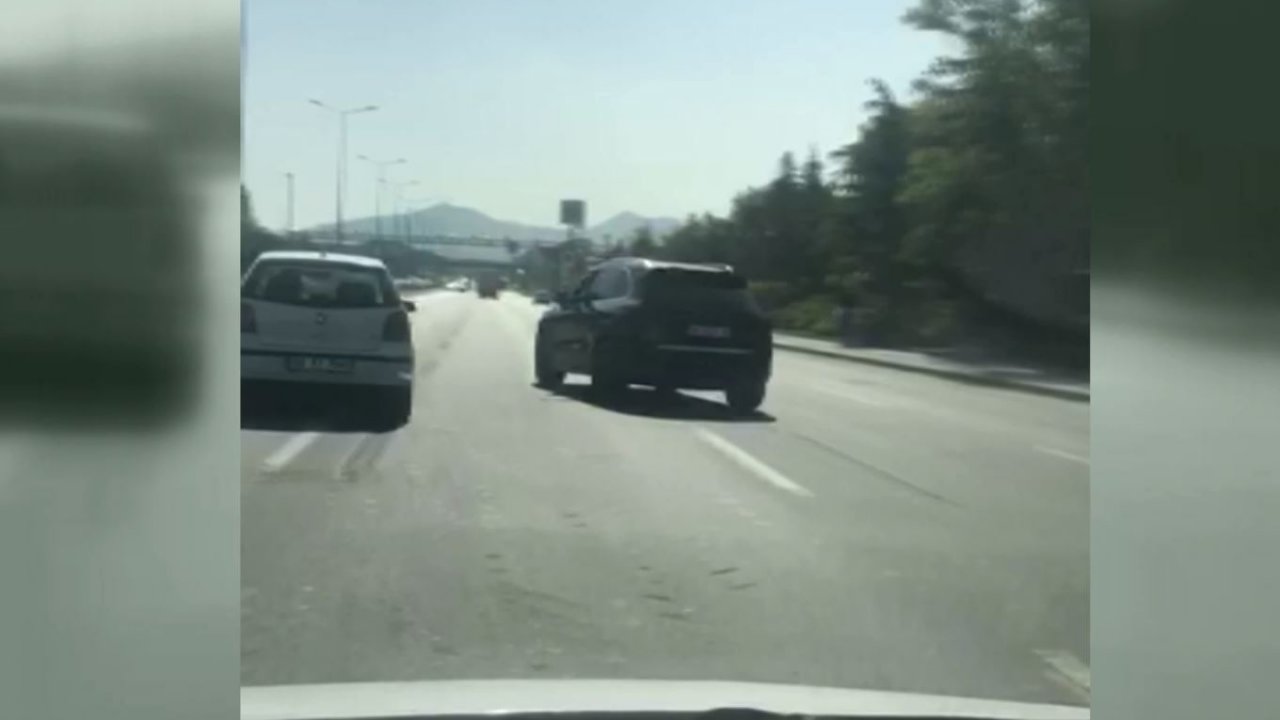 Trafikte tehlikeli tartışma kamerada