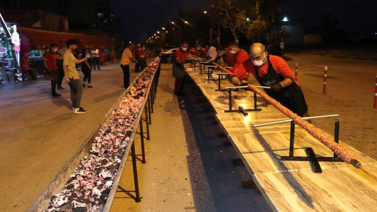 Restoranların açılışını havai fişek ve 35 metrelik kebapla kutladı!