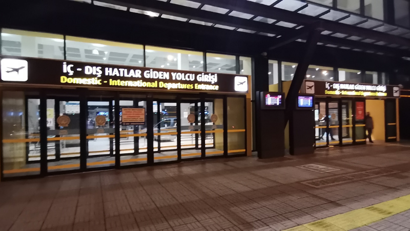 Kız arkadaşının uçuşunu engellemek için bomba ihbarında bulunmuş
