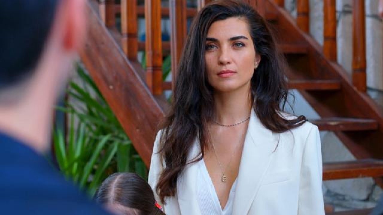 Tuba Büyüküstün sahilde nasıl poz vereceğini şaşırdı! Şekilden şekle girdi!