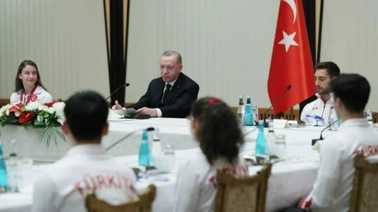 Cumhurbaşkanı Erdoğan'dan madalya alan cimnastikçilere: Yalnız madalyaları çaldırmayın ha