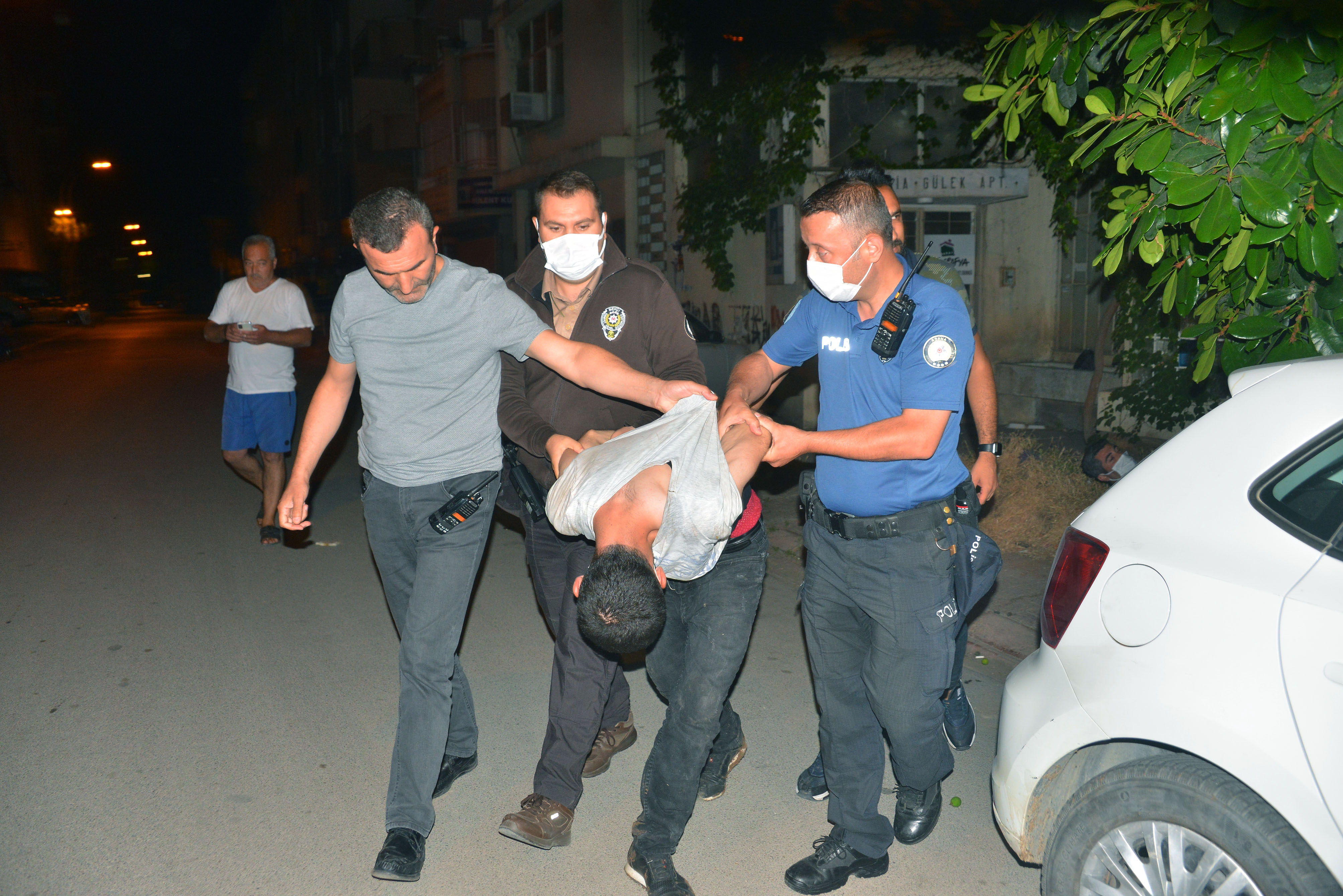 Yüzünü gizlemeye çalışan hırsız: Dostum var, düşmanım var; bakmayın hırsızlık yaptığıma