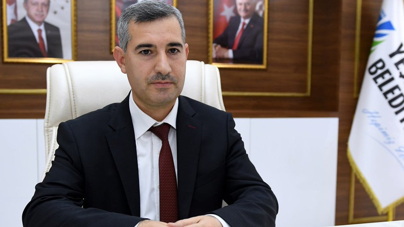 Gri pasaport skandalıyla gündeme gelen AKP'li Yeşilyurt Belediyesi, kitap alımı ihalesini başkanın eniştesi il