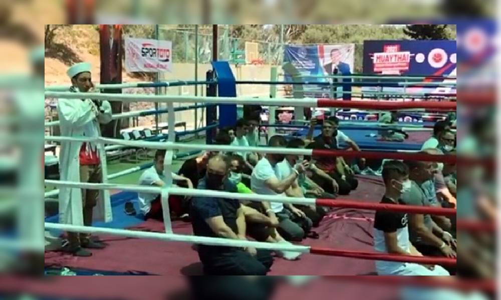 Milli Takım Seçmeleri’ne imam getirildi, ringde cuma namazı kılındı