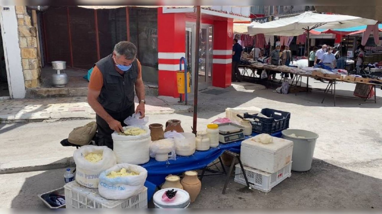 Üç dil konuşan rehber, pazarda peynir satıyor