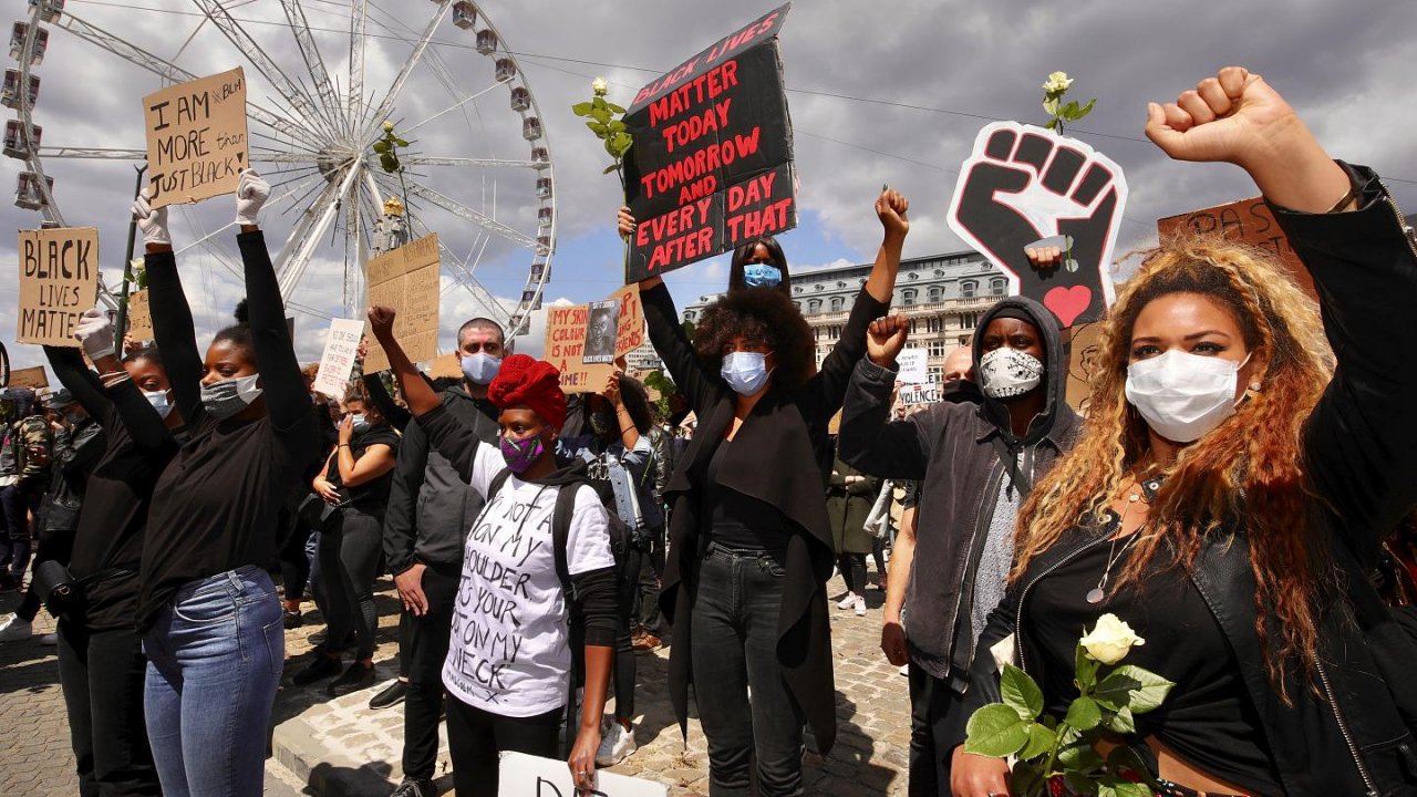 İspanya'daki siyahi Afrikalılar ırkçılığı protesto için sokaklara döküldü