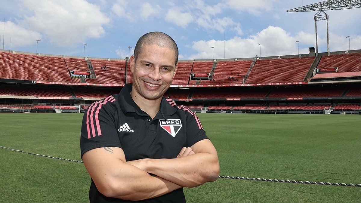 Alex'in takımı Sao Paulo, 8-0'lık önemli bir galibiyete imza attı.