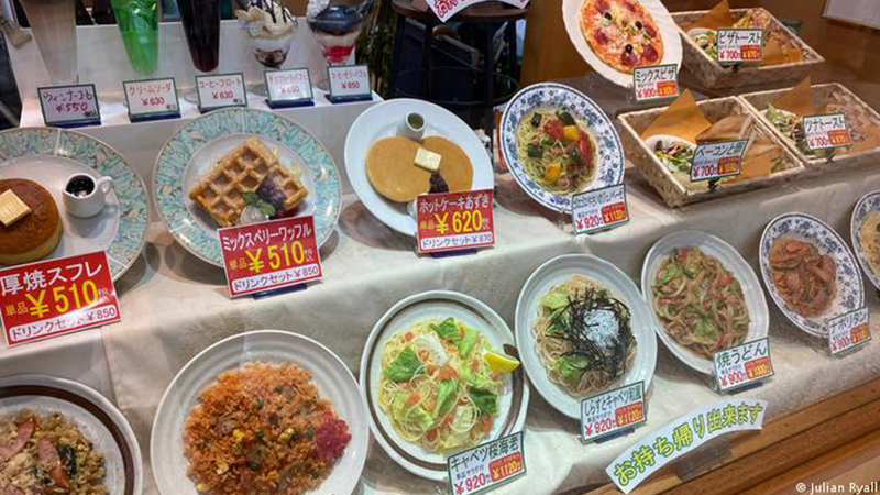 Japonya'da restoranlar, vitrinlerini 'iştah açıcı' plastik yiyeceklerle süslüyor