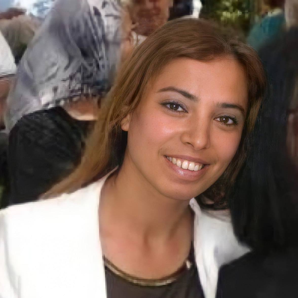Deniz Poyraz’ı önce bacağından, sonra da başından vuruyor. Öldürdükten sonra içeriyi dağıtıp, içeride ateş edi