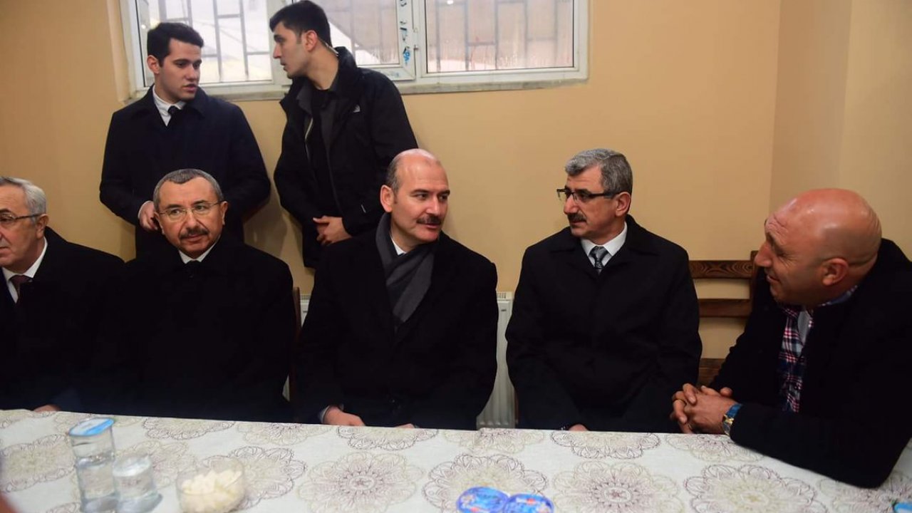 Yine bir mafya lideri yine Soylu. Soylu bu kez SBK'nın hemşehrisi mafya lideri ile yan yana