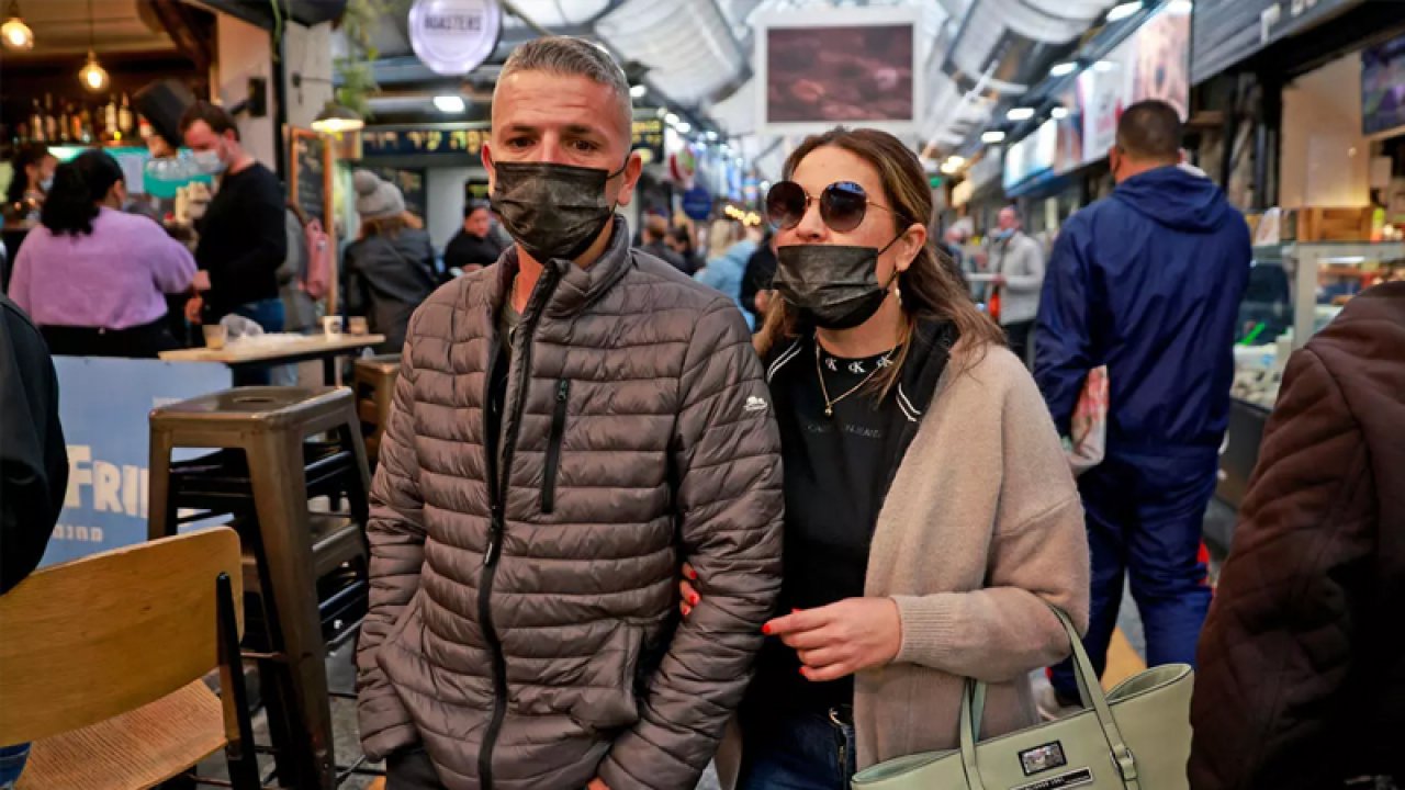 İsrail'de kapalı alanda maske takma zorunluğu yeniden getiriliyor