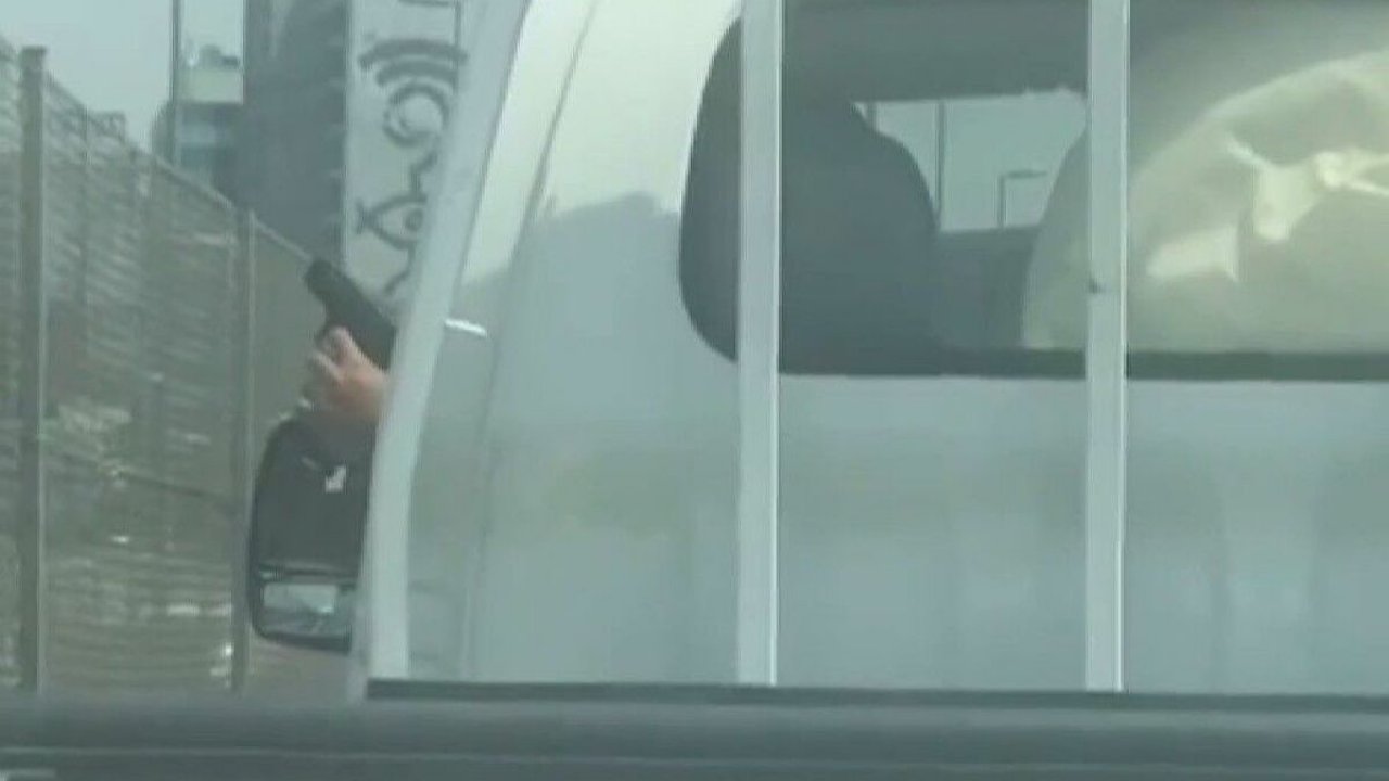 Kamyonet sürücüsü, kendisinden yol isteyen şoföre silahını gösterdi