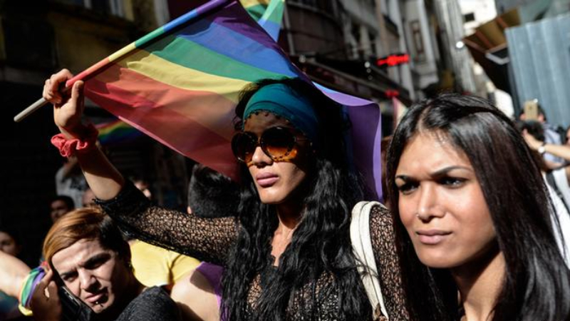 LGBTİ+'lar yasaklara rağmen Taksim'de