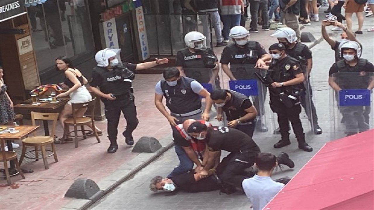 Onur Haftası Yürüyüşü'ne müdahale eden polis, AFP muhabiri Bülent Kılıç'ı da gözaltına aldı. Kameraları alınan