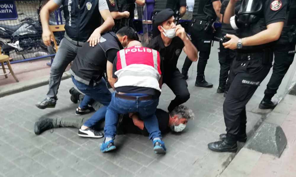 İstanbul’da Onur Yürüyüşü’ne polis müdahalesi