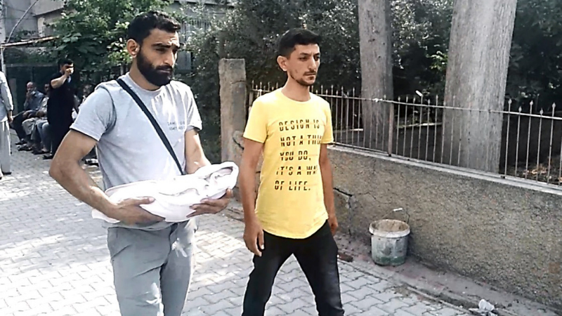 Yataktan düşüp ölen bir aylık kızını kucağında taşıdı