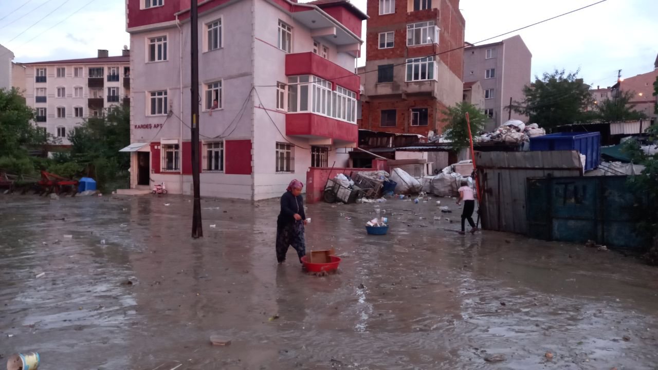 Edirne'de şiddetli sağanak! Vatandaşlar sele kapıldı