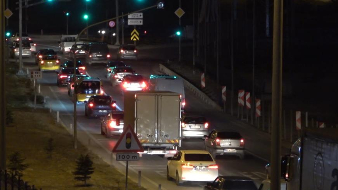 Yaz tatilinin başlamasıyla vatandaşlar yollara çıktı; geçiş güzergâhındaki Kırıkkale'de trafik durma noktasına