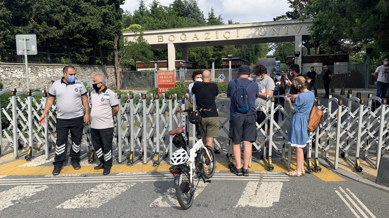Boğaziçi Üniversitesi öğrencileri, güvenlik görevlileri tarafından okula alınmadı; arbede yaşandı