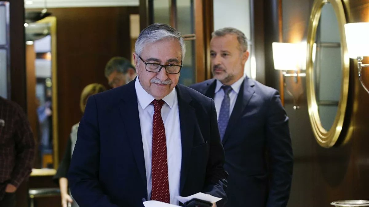 Eski Kuzey Kıbrıs Cumhurbaşkanı Mustafa Akıncı'nın basın danışmanı Ali Bizden Türkiye'ye alınmadı. Gerekçe 