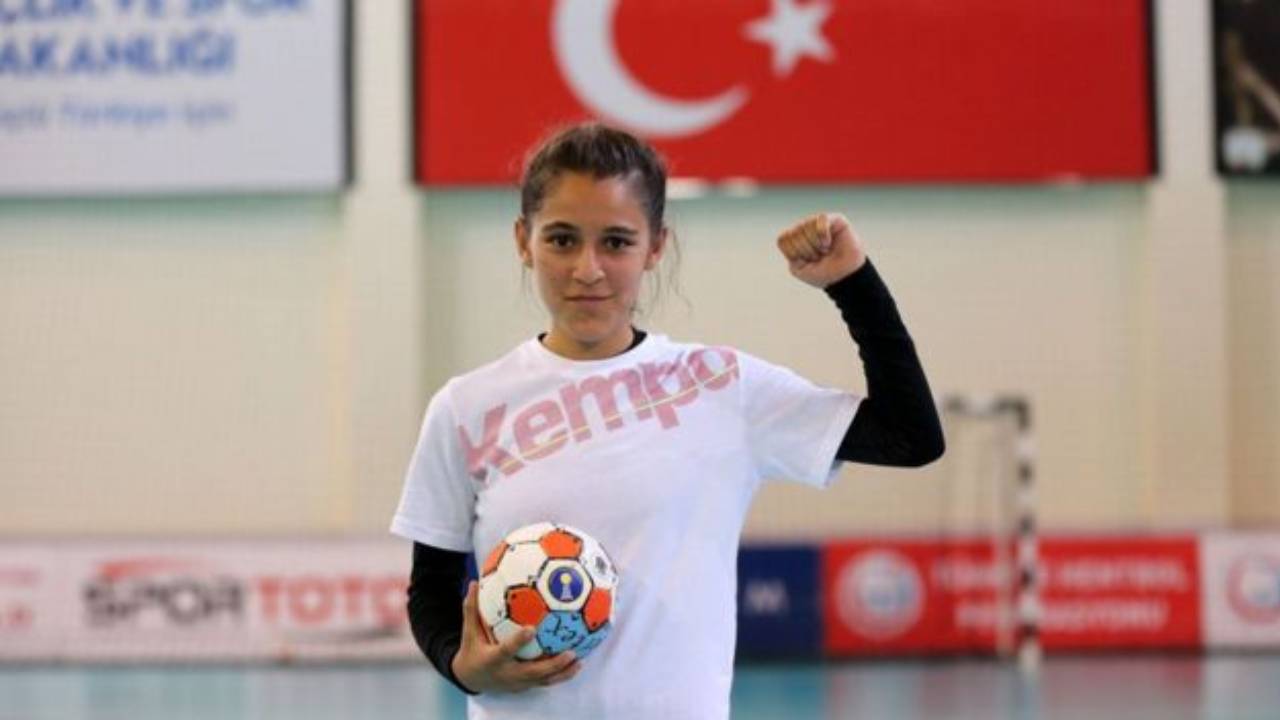 MEB ve imam hatipliler rahatsız oldu, Merve Akpınar ve gazeteciler okula alınmadı