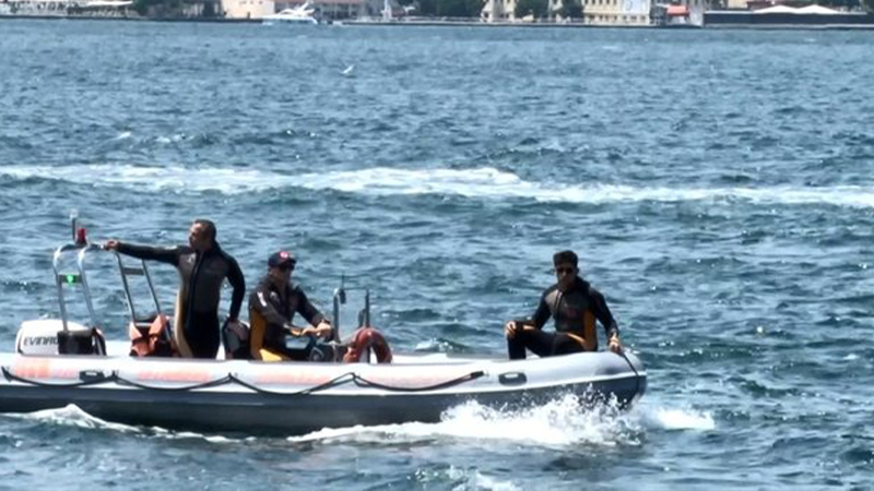Kuzguncuk'ta serinlemek için denize giren bir kişi akıntıya kapılıp gözden kayboldu