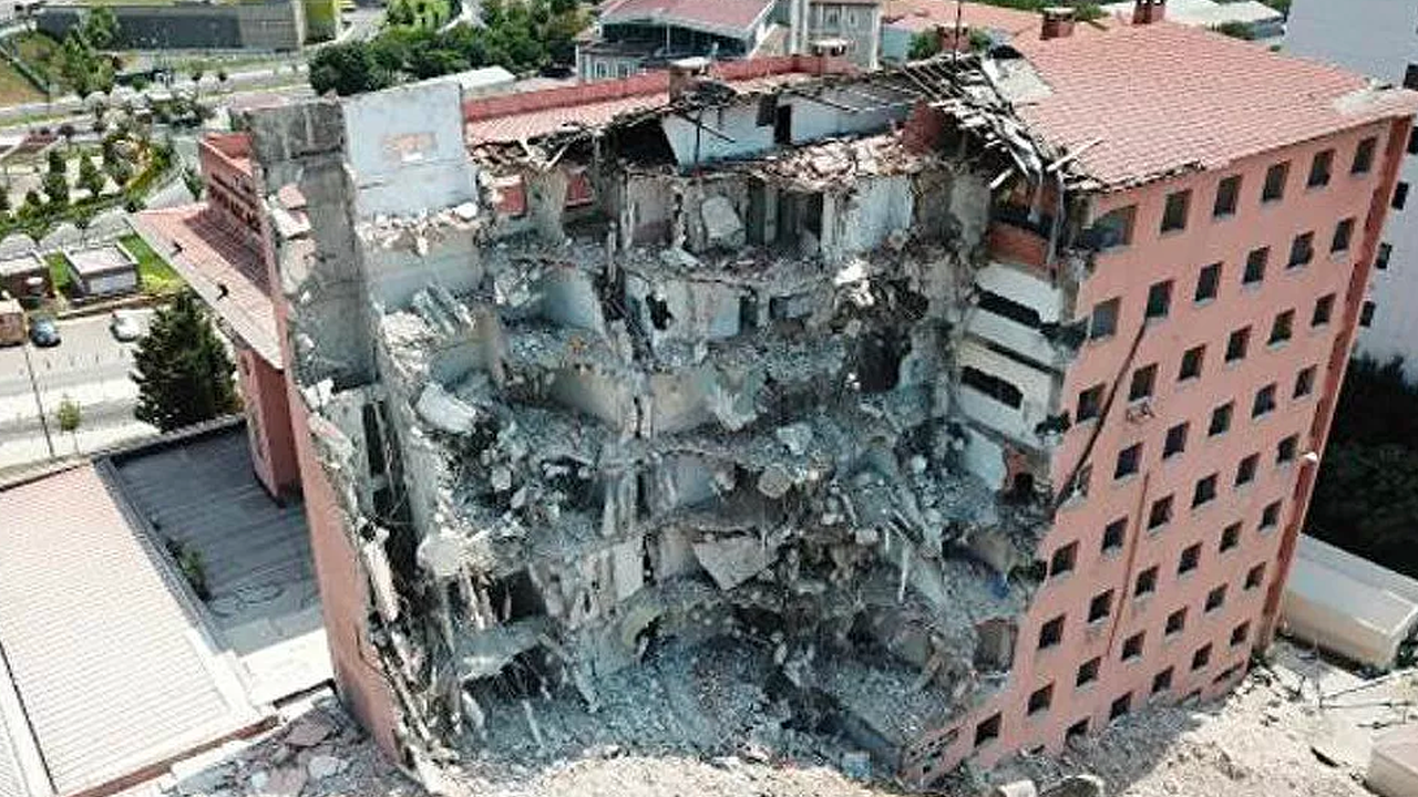 Tarihi hastanenin yıkımı başladı