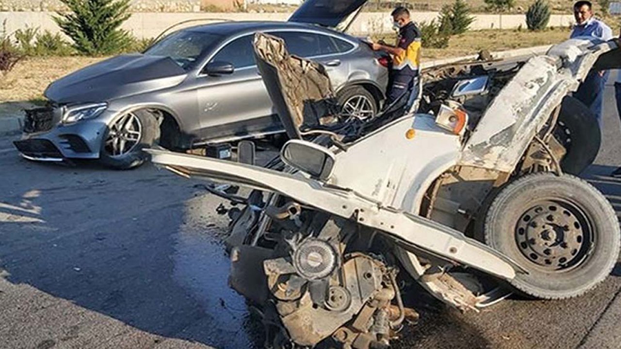 Korkunç kaza: Otomobille çarpışan minibüs ikiye bölündü