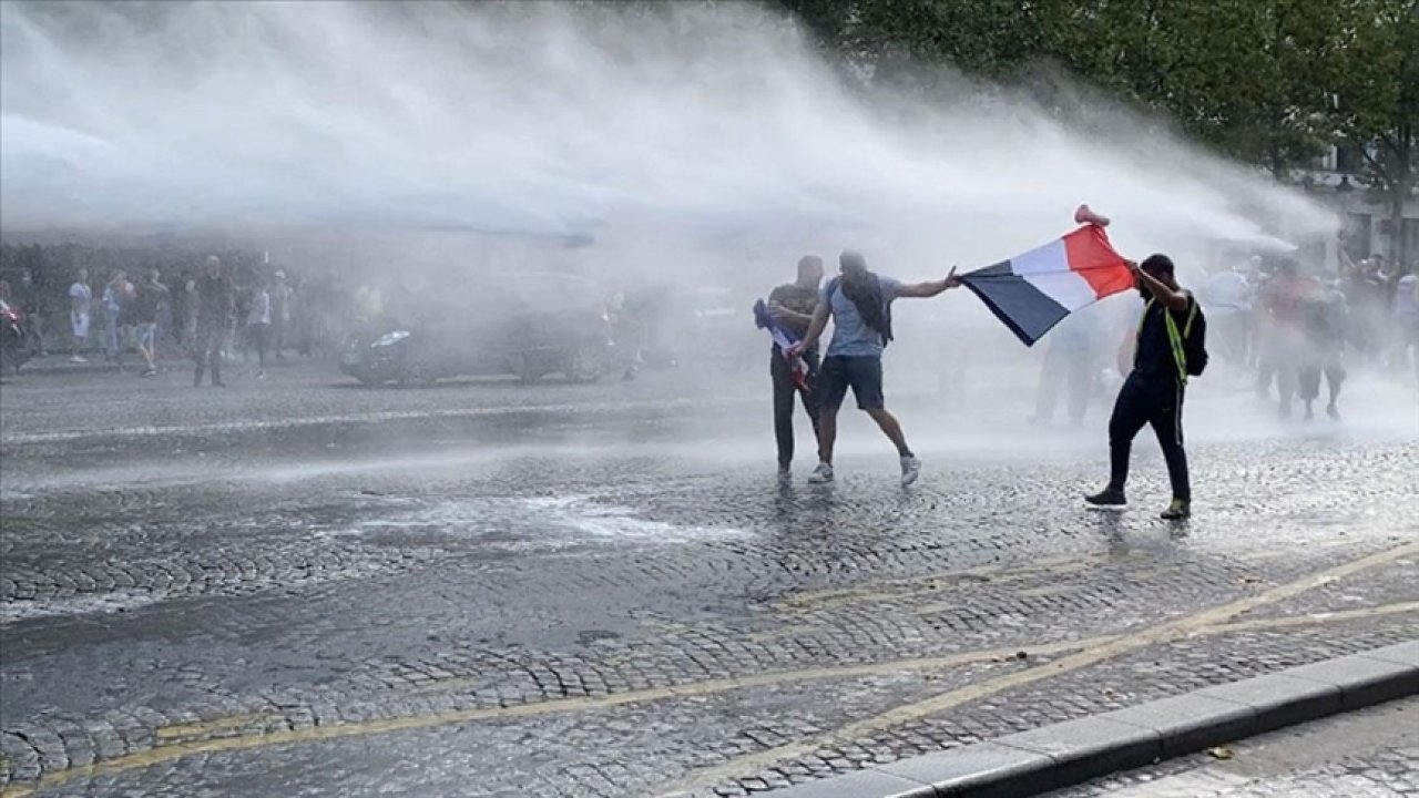 Avrupa'da aşı karşıtlarına polis müdahalesi