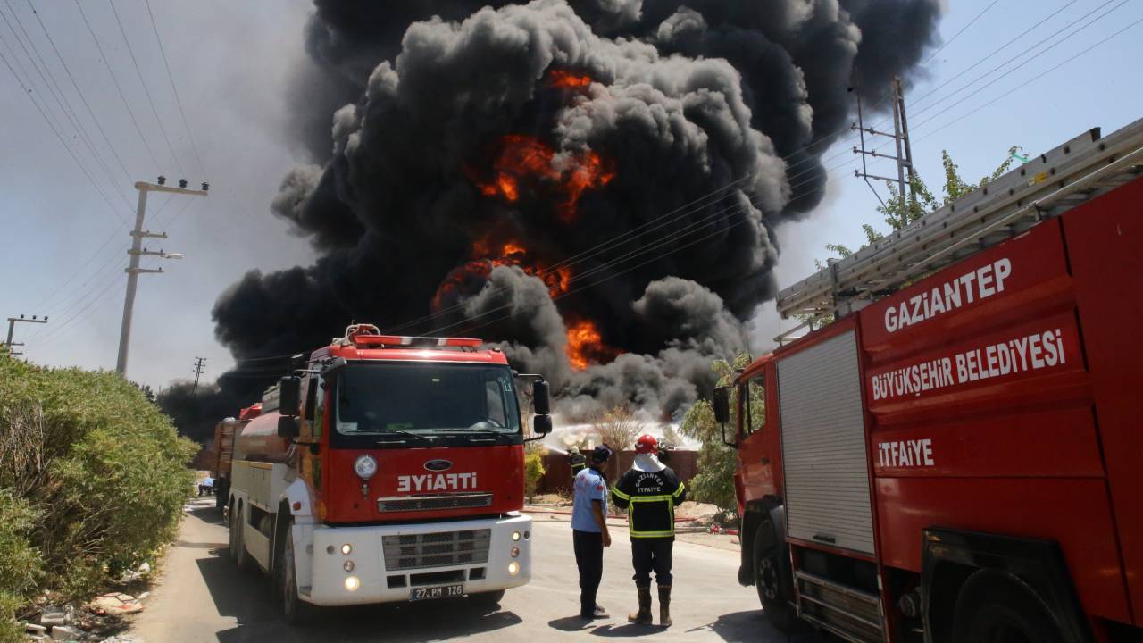 Gaziantep'te depoda çıkan yangına müdahale ediliyor