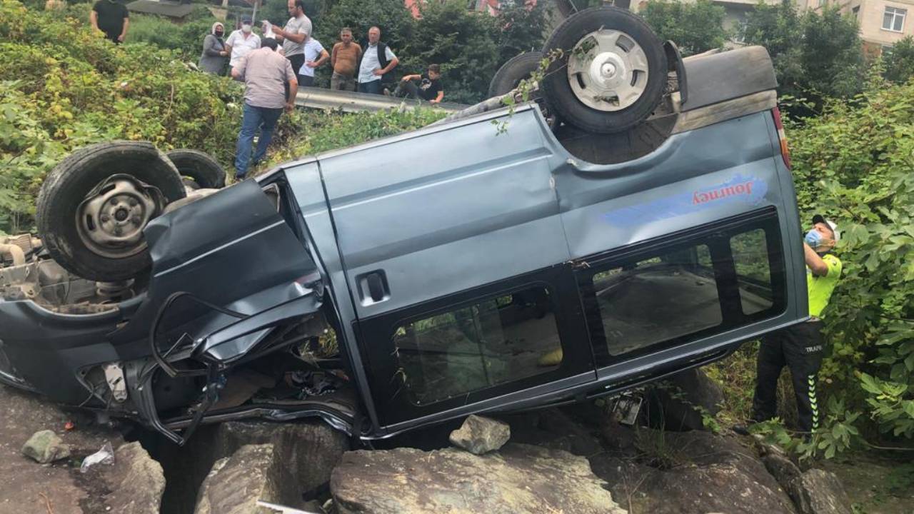 Rize'de otomobil kazası, denizdeki kayaların üzerine düştü