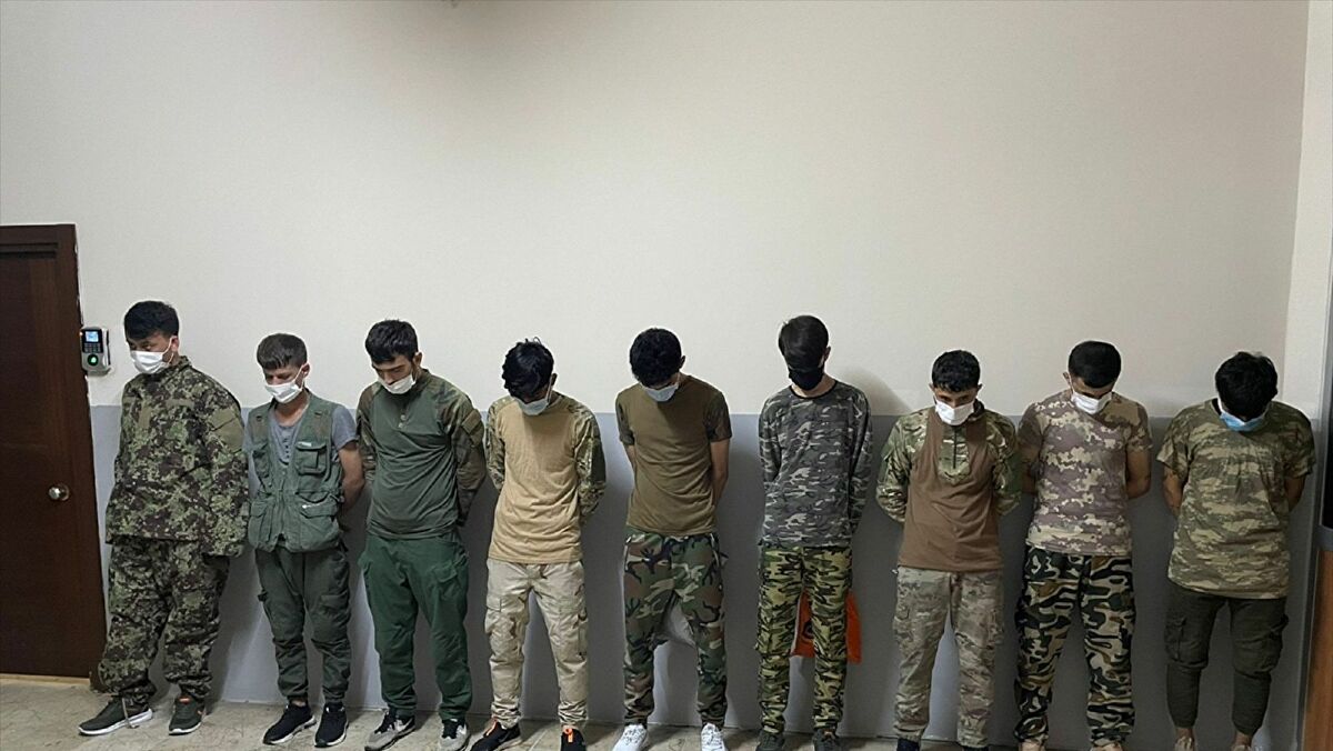 Zeytinburnu'nda asker kıyafetiyle dolaşan 9 Afgan gözetim altına alındı
