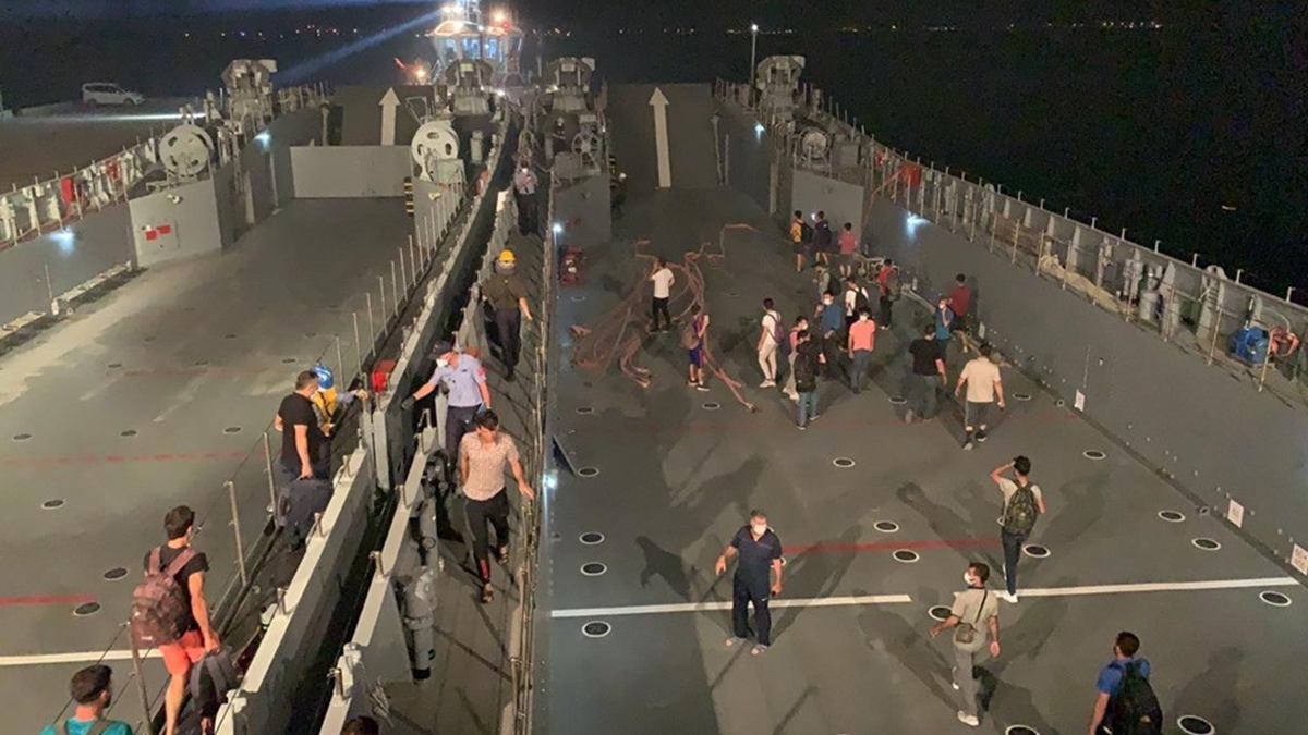Milas'ta yangın bölgesindeki vatandaşlar çıkarma gemileriyle tahliye ediliyor