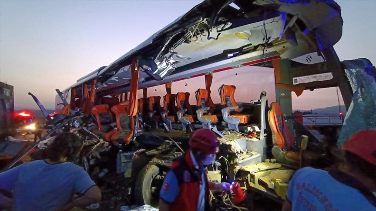 Manisa'da katliam gibi kaza: TIR ve otobüs çarpıştı, 9 kişi öldü
