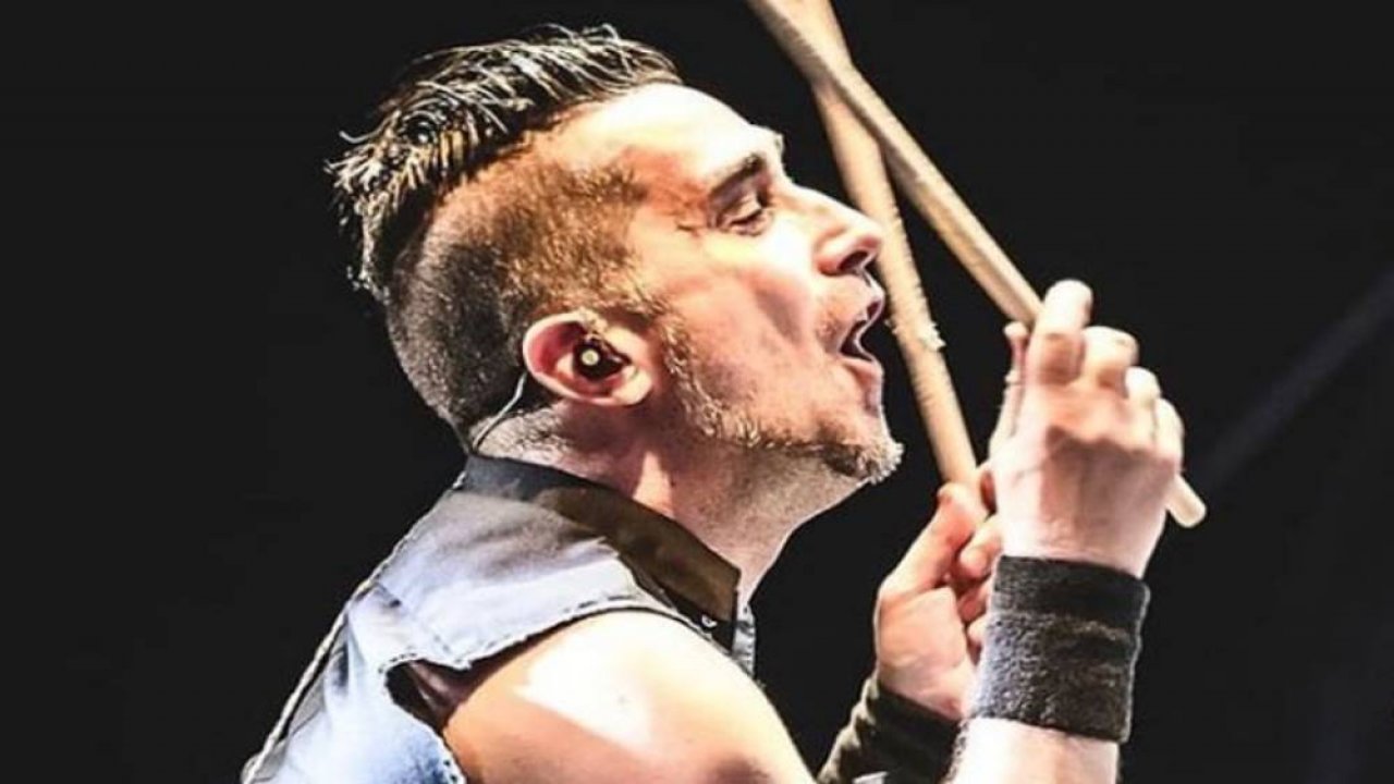 Ünlü müzik grubu, Covid-19 aşısı olmayan davulcusunu gruptan çıkarttı