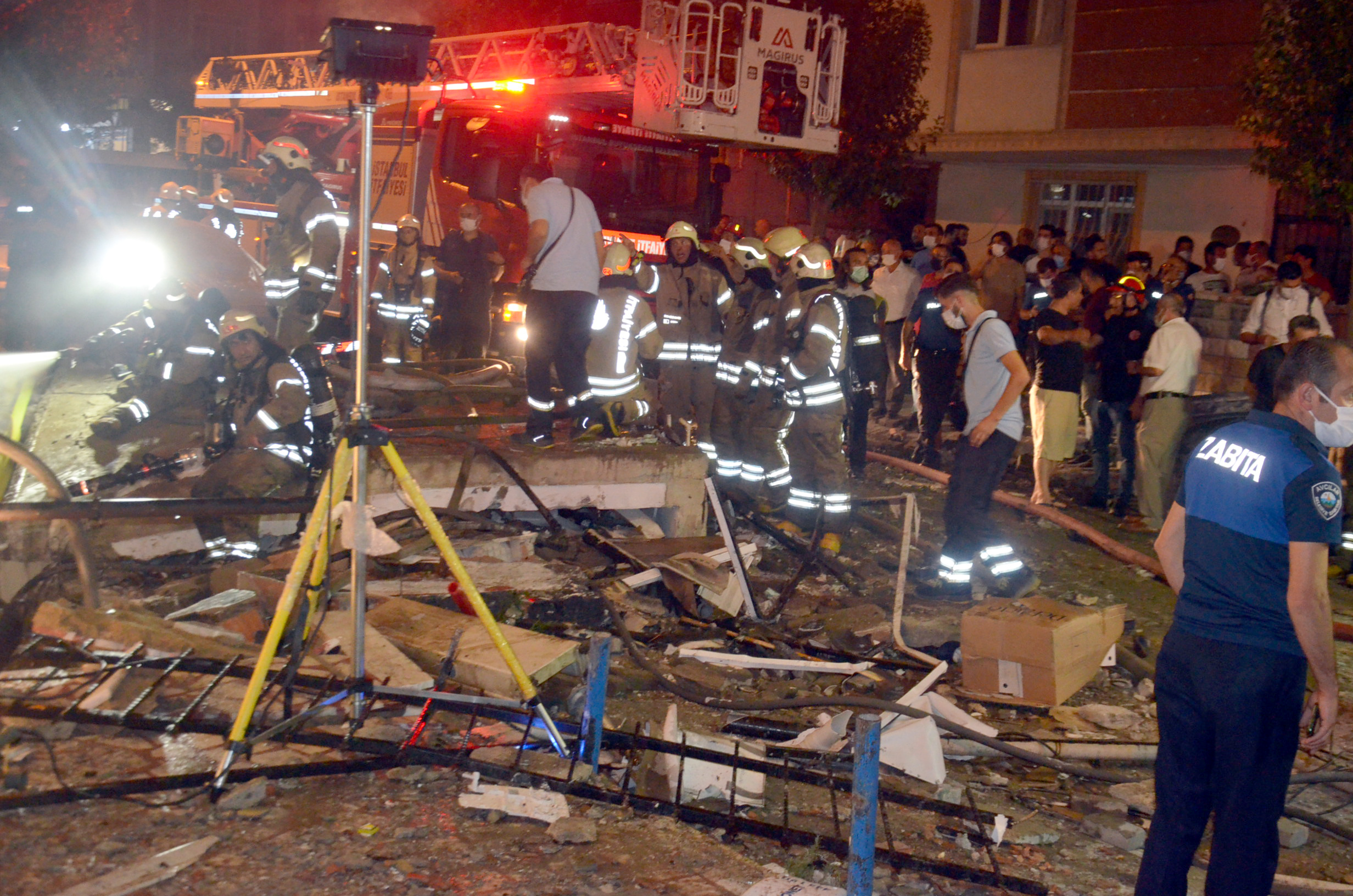 Avcılar'da doğalgaz patlaması: 4 kişinin yaralandığı patlama sonrası bölgeye bomba uzmanları sevk edildi