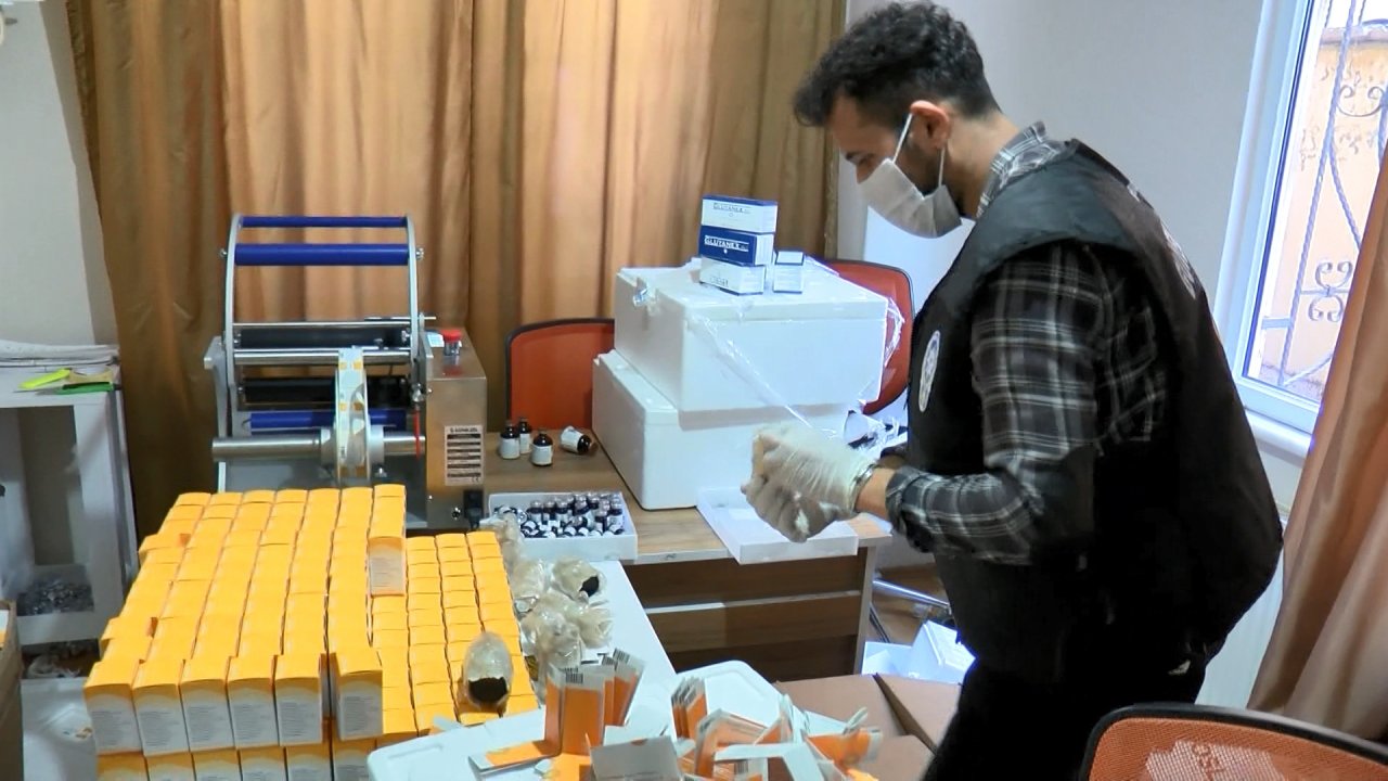 Üsküdar'da 1.5 milyon liralık sahte vitamin ve ilaç kürleri ele geçirildi